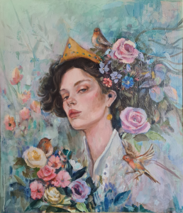Obra titulada "Reina de bastos" de la artista Castrolara. Se trata de una pintura de técnica mixta sobre lienzo en la que vemos a una mujer con una corona dorada rodeada de flores y petirrojos. Destacan los colores rosas y verdes azulados.