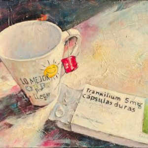Obra de la artista Castrolara titulada Tranxilium. En ella vemos a la izquierda una taza que pone "Lo mejor está por venir" con un sol con una sonrisa. Y a su derecha vemos una caja de Tranxilium abierta.