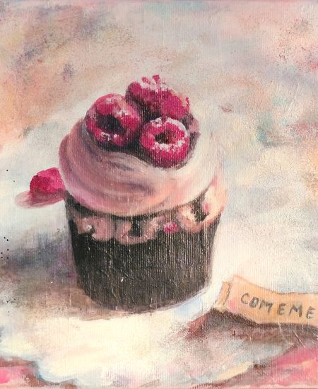 Cuadro títulado "Cómeme" de la artista Castrolara. Se trata de una obra de técnica mixta sobre lienzo en la que vemos un cupcake en el medio con nata y frambuesas. Abajo a la derecha hay una nota que pone "Cómeme". Destacan los colores rosa y blancos.