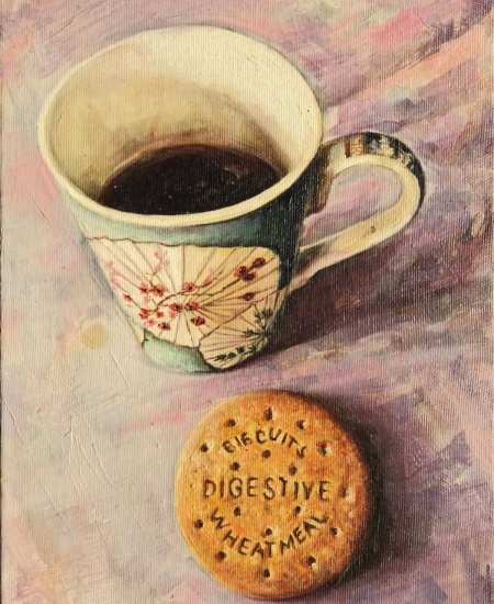 Cuadro titulado "Digestive" de la artista castrolara. Se trata de un bodegón visto desde arriba en el que vemos una taza de café y una galleta en la que pone digestive. Es una obra de pintura de técnica mixta sobre lienzo en la que destacan los colores morados, azules verdosos y marrón claro