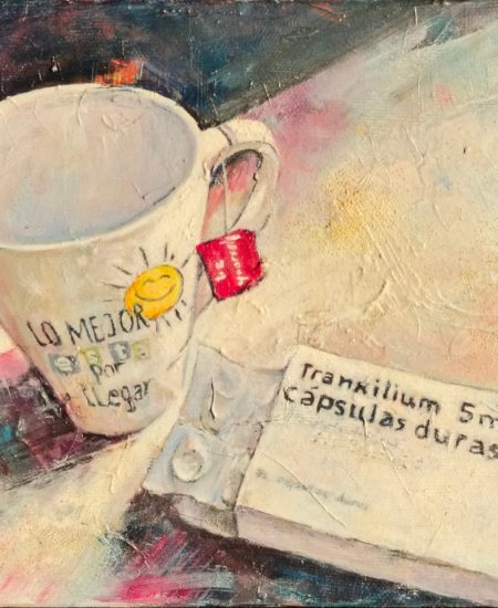 Obra de la artista Castrolara titulada Tranxilium. En ella vemos a la izquierda una taza que pone "Lo mejor está por venir" con un sol con una sonrisa. Y a su derecha vemos una caja de Tranxilium abierta.